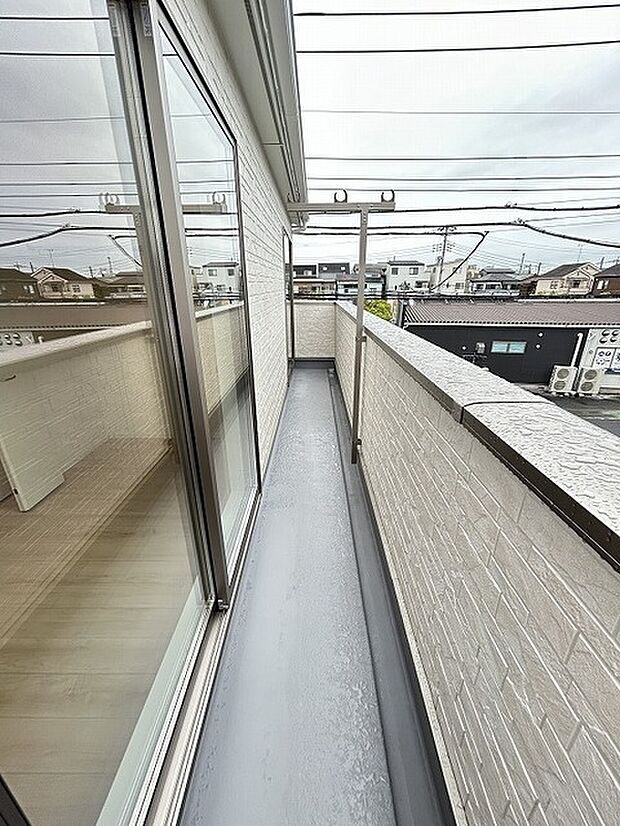 心地よい風と開放感を感じられるすっきりと整えられたバルコニー空間