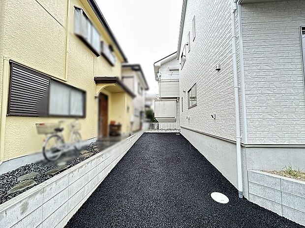 すっきりと舗装されたアプローチが続く心地よい開放感のある空間