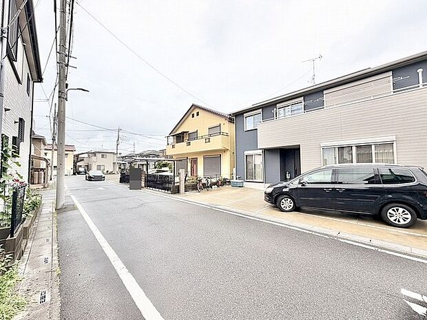 落ち着いた雰囲気の住宅街に位置し、日々の暮らしに穏やかな安らぎを感じられる住環境です。