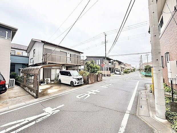 落ち着いた住宅街の風景に溶け込む、穏やかな時間が流れる住環境です。