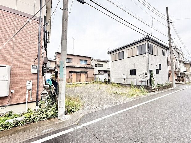 周辺の街並みに溶け込む、静かな環境で新しい暮らしの基盤を築くことができる広々とした敷地です。