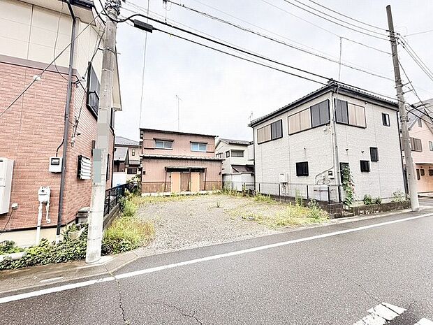 周囲の街並みに溶け込む、落ち着いた静けさを備えた敷地が広がっています。