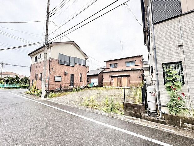穏やかな住宅街に位置する、使い勝手の良さを感じさせるゆとりある敷地です。