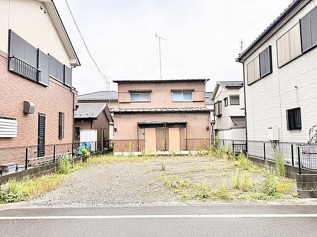 周囲の環境に溶け込み、新たな暮らしの可能性を静かに広げる落ち着いた佇まいの敷地です。
