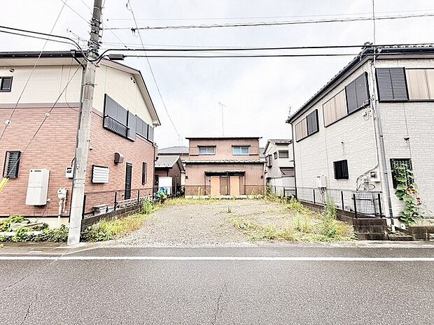 周囲に馴染む落ち着いた街並みの中で、暮らしの新しい可能性を広げてくれる静かな環境が整っています。
