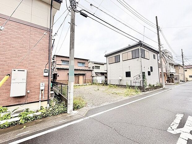 周囲に溶け込む落ち着いた街並みの中で、これからの暮らしの可能性が広がる静かな敷地です。