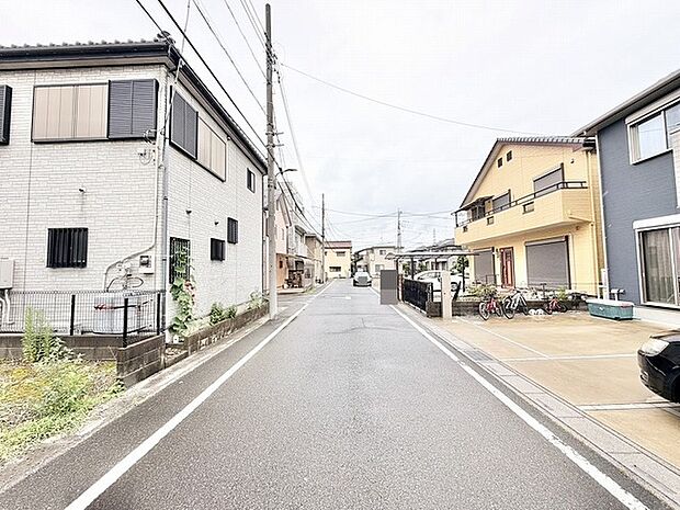 整然とした住宅街が広がり、日々の暮らしに穏やかな落ち着きをもたらす心地よい住環境です。