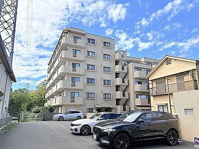 外観:青空のもとに佇む穏やかな外観が心地よい日常を予感させます 外観:青空のもとに佇む穏やかな外観が心地よい日常を予感させます