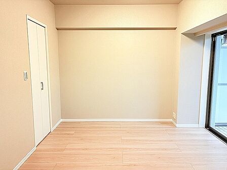 木の温もりを感じるナチュラルな色合いで、心穏やかに過ごせる落ち着いた空間が広がります。