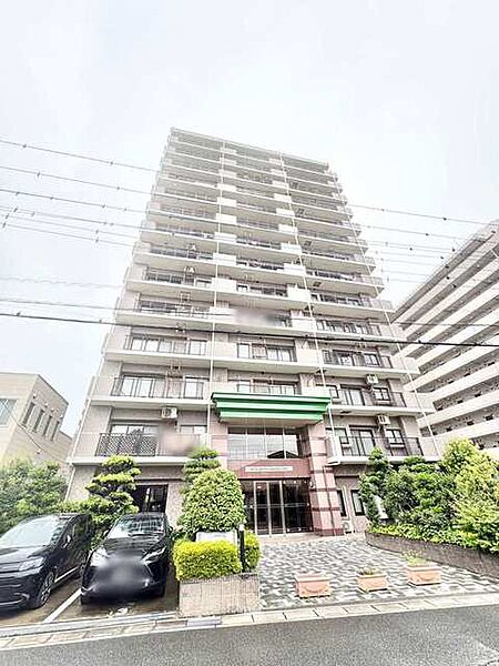 街並みに凛と佇むその姿は、積み重ねてきた確かな存在感と暮らしの落ち着きを感じさせます。