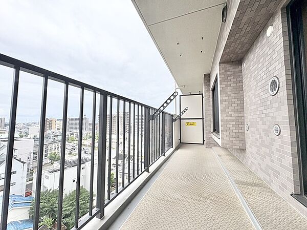 見晴らしの良い開放的な空間が広がり、日常に心地よいゆとりと落ち着きをもたらしてくれます。