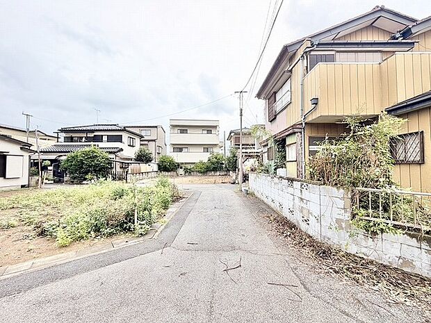 穏やかな空気が流れる閑静な住宅街で、これからの暮らしの可能性を静かに描き出せる場所です。