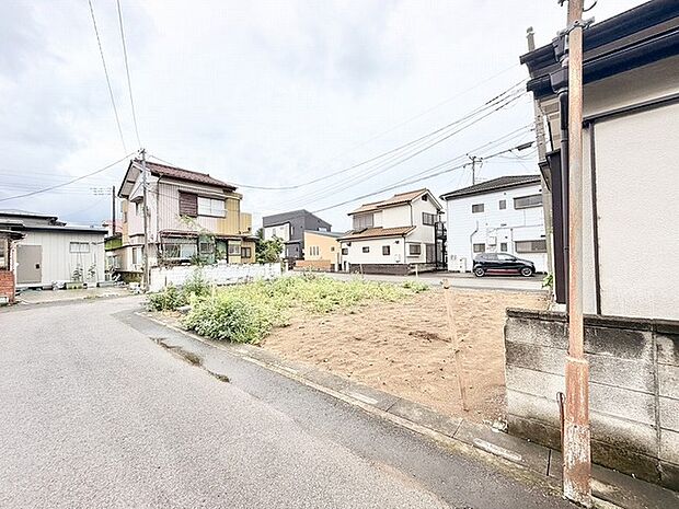 閑静な住宅街の一角に位置し、穏やかな暮らしを育むことができる落ち着いた環境が整っています。