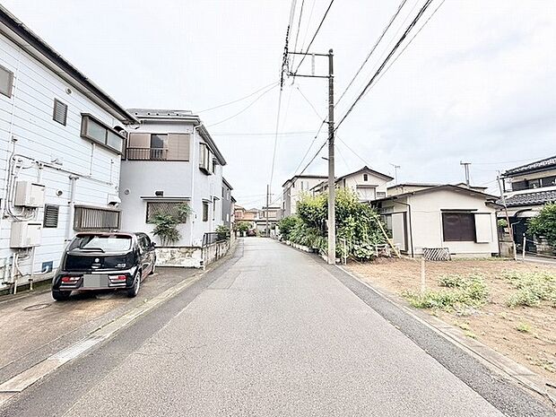 穏やかな時間が流れる落ち着いた住宅街で、日々の暮らしに心地よい安らぎを感じさせる住環境です。