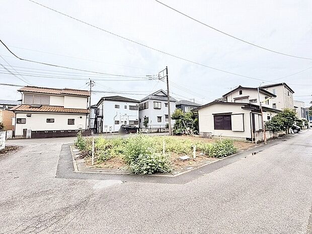 静かな住宅地の一角に位置し、開放的な空の広がりを感じる落ち着いた佇まいの区画です。
