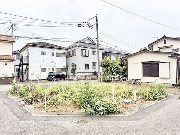周辺環境と調和する穏やかな住環境の中で、自分らしい暮らしの理想を自由に描き出せる開放的な敷地です。