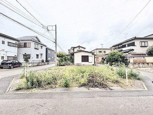 穏やかな住宅街に位置し、開放感のある角地が日々の暮らしに心地よいゆとりをもたらしてくれます。