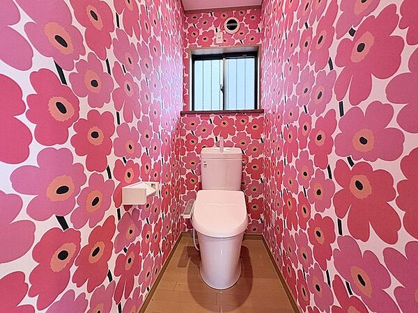 遊び心のある鮮やかな色彩が、日常の空間に華やかなリズムと彩りを添えてくれます。