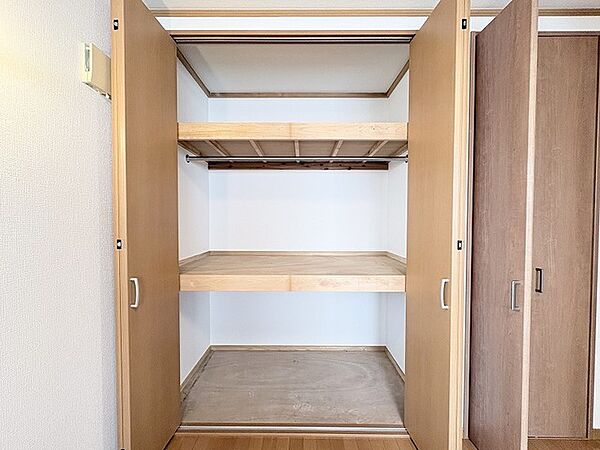 暮らしにゆとりを生み出す、シンプルで機能性に優れたすっきりとした意匠が魅力です。