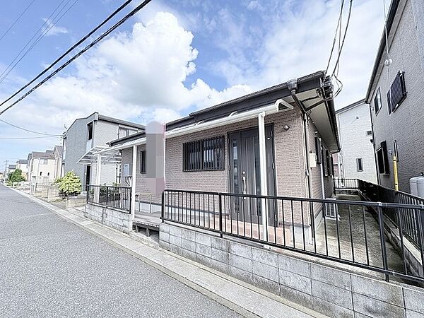 街並みに自然と溶け込む、落ち着いた佇まいが日々の暮らしに安心感をもたらします。
