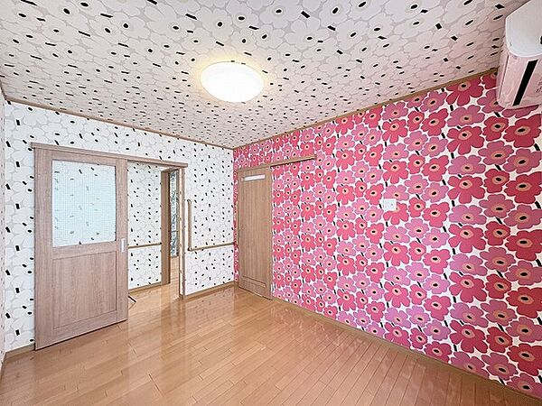 個性的なデザインをあしらった壁面が、暮らしに彩りと遊び心を添える空間となっています。