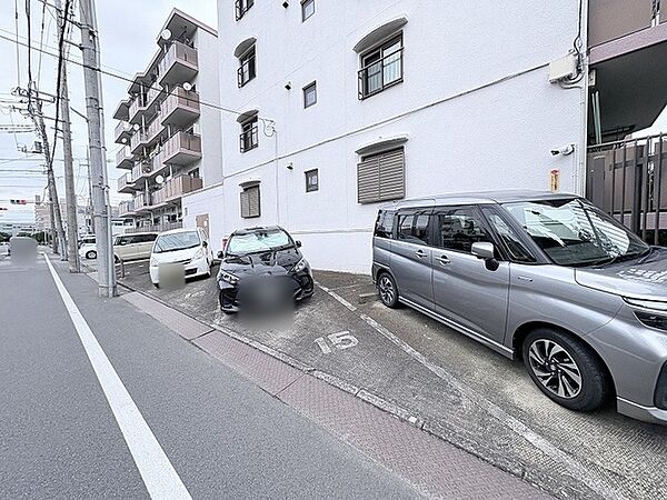 日々の暮らしを支える、敷地内にしっかりと確保された使い勝手の良い駐車スペースです。