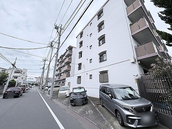 周辺環境に溶け込み、日々の暮らしに自然と寄り添う落ち着いた佇まい。