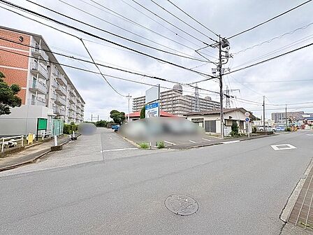 周囲の環境に溶け込みつつ、日々の暮らしが穏やかに整う落ち着きのある街並みが広がっています。