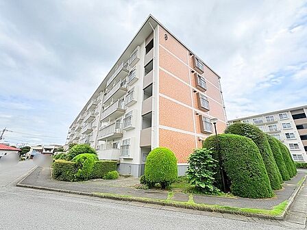 手入れの行き届いた植栽と落ち着いた佇まいが、日々の暮らしに心地よい安らぎをもたらしてくれる住環境です。