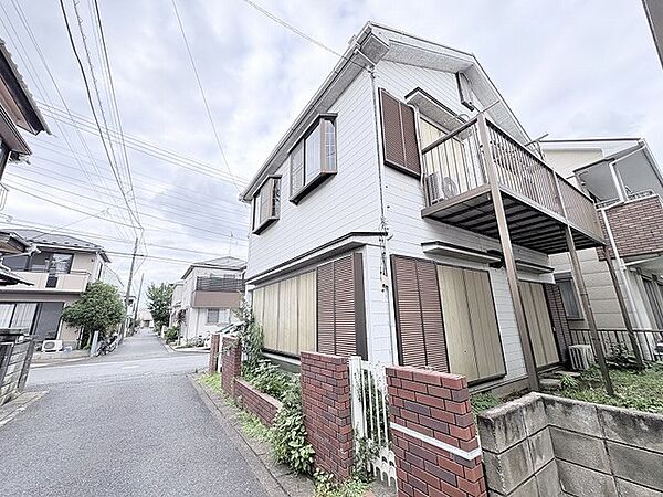 周辺の街並みと調和し、穏やかな日常の風景に自然と溶け込む落ち着いた佇まいの住まい。