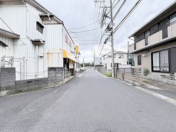 周辺の環境に馴染み、日常の暮らしが穏やかに流れる落ち着いた住宅街の風景。