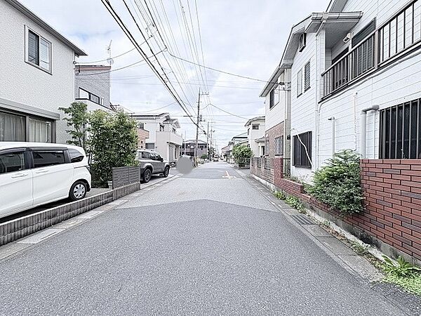 穏やかな住宅街に位置し、日々の暮らしに安らぎを感じさせる落ち着いた雰囲気の街並みです。