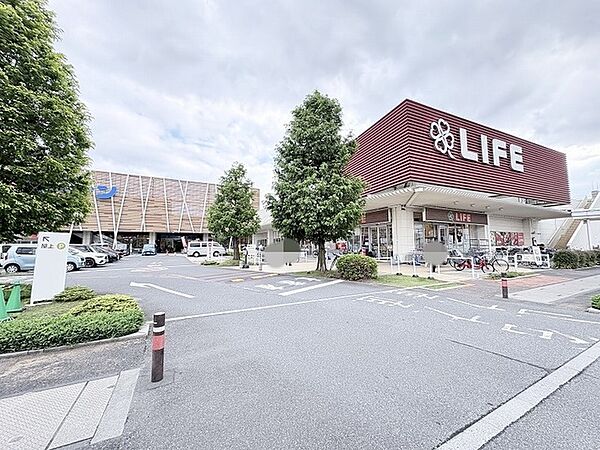 スーパーマーケット 日常の買い出しもスムーズにこなせる、暮らしの利便性が高まる身近な環境が整っています。（885m）