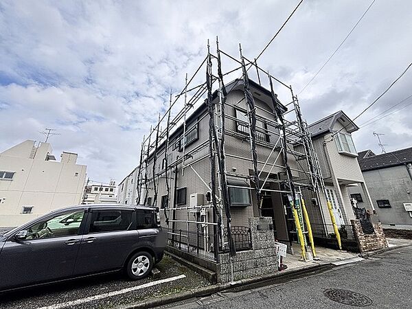 メンテナンスを重ねて大切に守り続けられてきた、穏やかな街並みに馴染む住まい。