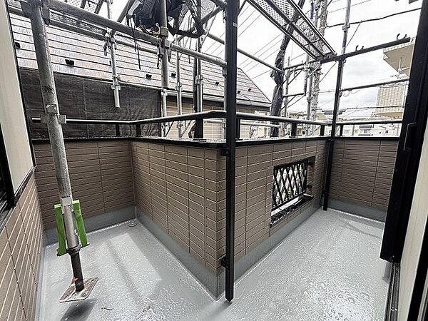 落ち着いた色合いの外壁が印象的な、プライベートな時間を穏やかに過ごせる屋外空間です。