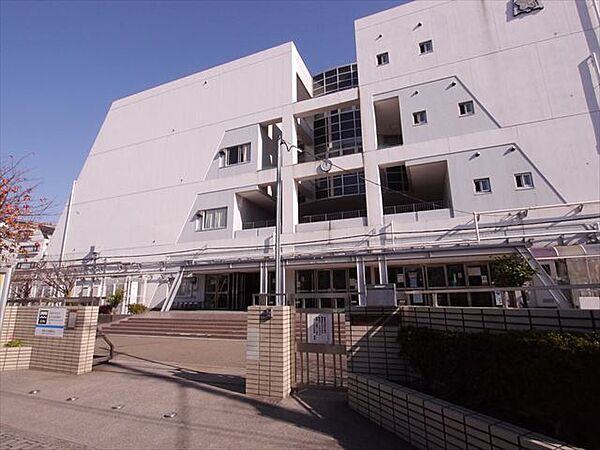 足立区立六月中学校（550m）