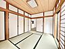 和室：木目の温もりと伝統的な素材感が調和し、心穏やかに過ごせる落ち着いた空間が広がっています。