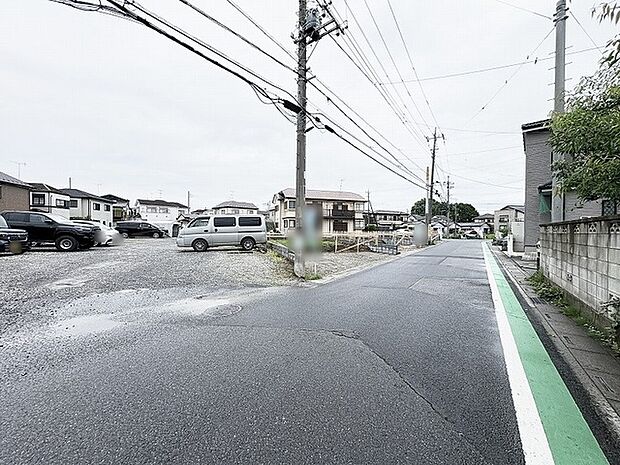 落ち着いた住宅地の一角に位置し、穏やかな日常の始まりを予感させる穏やかな景観が広がっています。