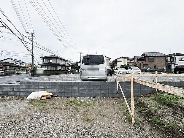 周辺環境と調和したフラットで整った敷地が、自由なプランニングを叶える穏やかな暮らしのベースとなります。