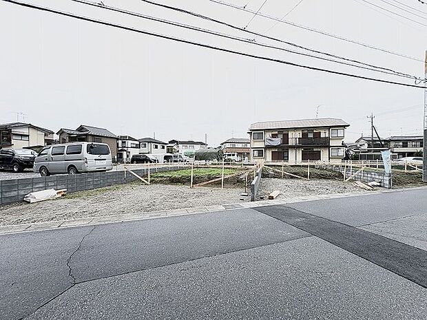 穏やかな住宅街に位置する、これからの暮らしを自由に描き出せるゆとりある敷地です。