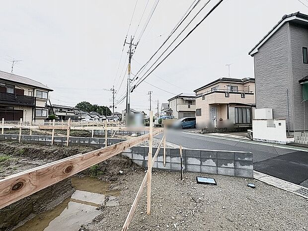 穏やかな住宅街に位置し、これから始まる新しい暮らしの可能性を感じさせる落ち着いた環境です。