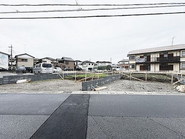 穏やかな住宅街に位置する、新しい暮らしの始まりを静かに予感させる整った敷地です。