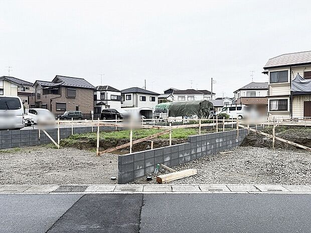 落ち着いた住宅街の一角にあり、これからの暮らしの可能性が広がる静かな敷地です。