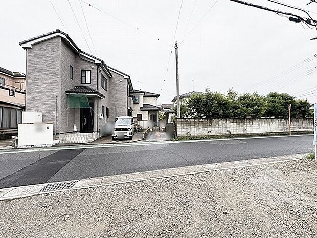 落ち着いた雰囲気の住宅街に佇み、日々の暮らしに穏やかな安らぎをもたらす住環境が整っています。