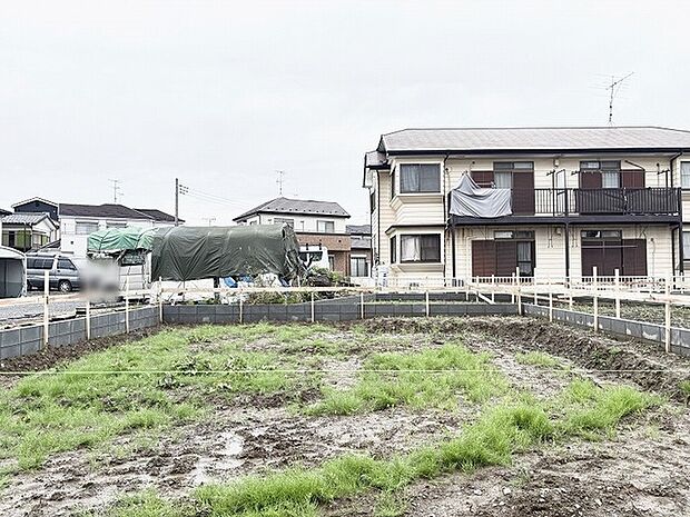 穏やかな住宅街に位置する、将来の暮らしを自由に思い描ける広々とした土地が広がっています。