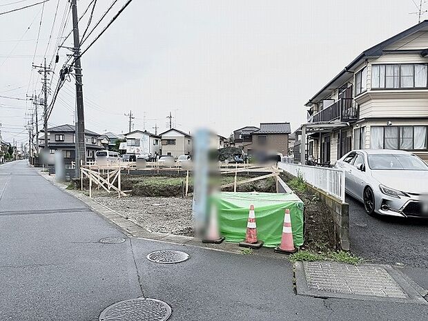 穏やかな住宅街に位置する、これからの暮らしの拠点となる広がりを感じさせる土地です。