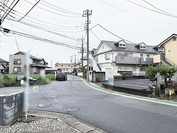 穏やかな空気が流れる住宅街の風景が、日々の暮らしに心地よい安らぎをもたらしてくれます。