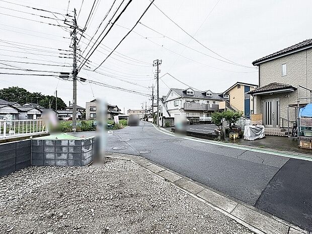 穏やかな空気が流れる住宅街に位置しており、日々の暮らしに心地よい落ち着きをもたらす住環境が整っています。