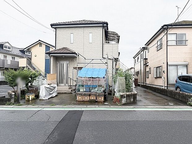 閑静な住宅街の一角にあり、日々の暮らしに寄り添う穏やかな佇まいが印象的な住まいです。