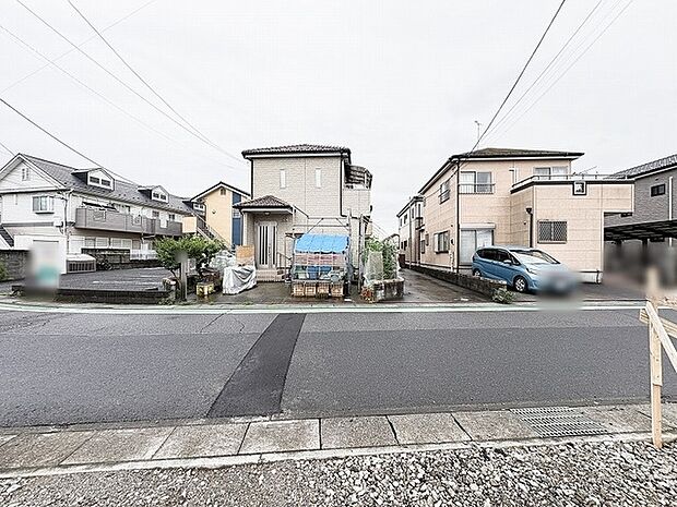穏やかな日常の気配が漂う、落ち着いた住宅街に佇む住まいです。